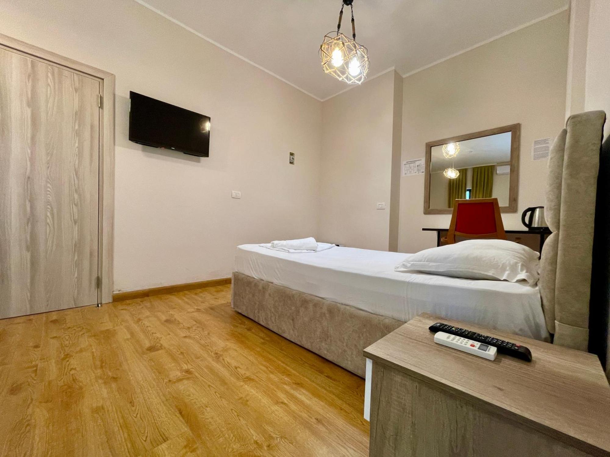 Hotel Globo Durrës Exteriör bild